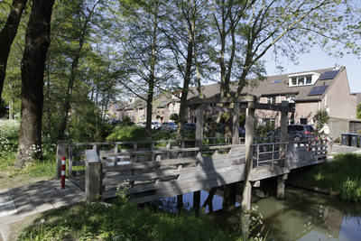 903060 Gezicht op het bruggetje tussen de St. Gotthard en de Treek (achtergrond) te Utrecht.